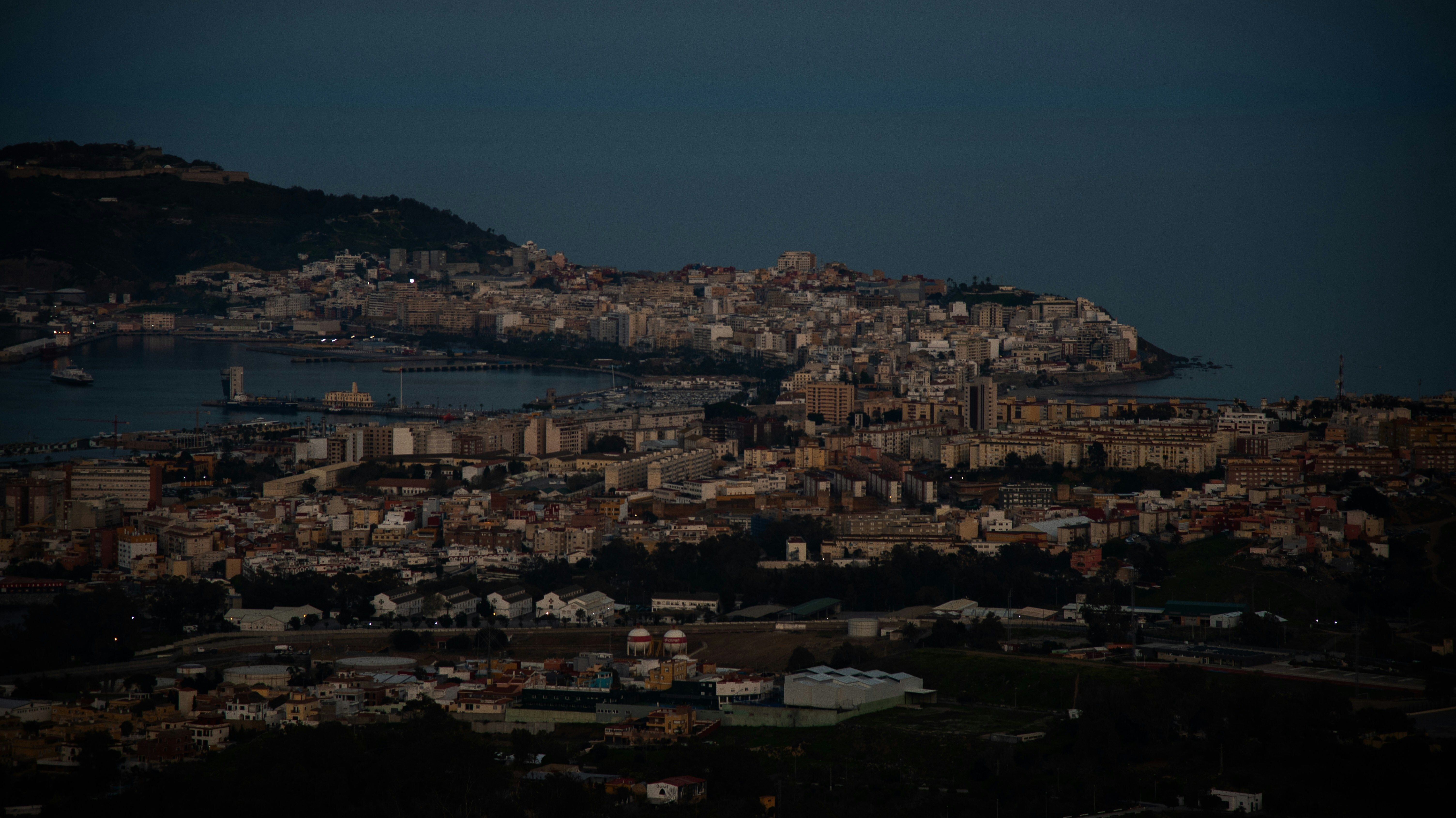 ville soir avec mer en arriere plan