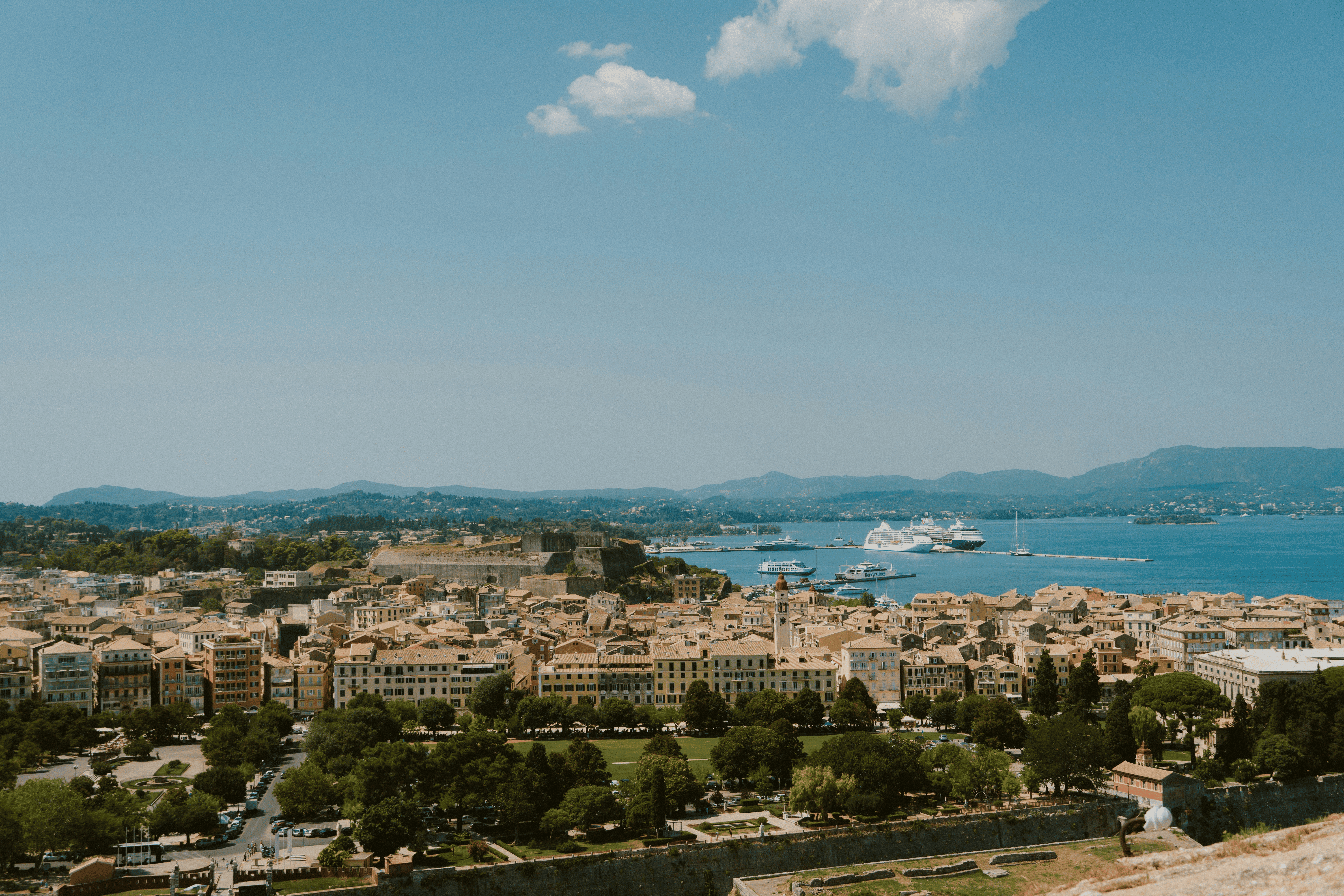 batiments avec baie et mer au fond