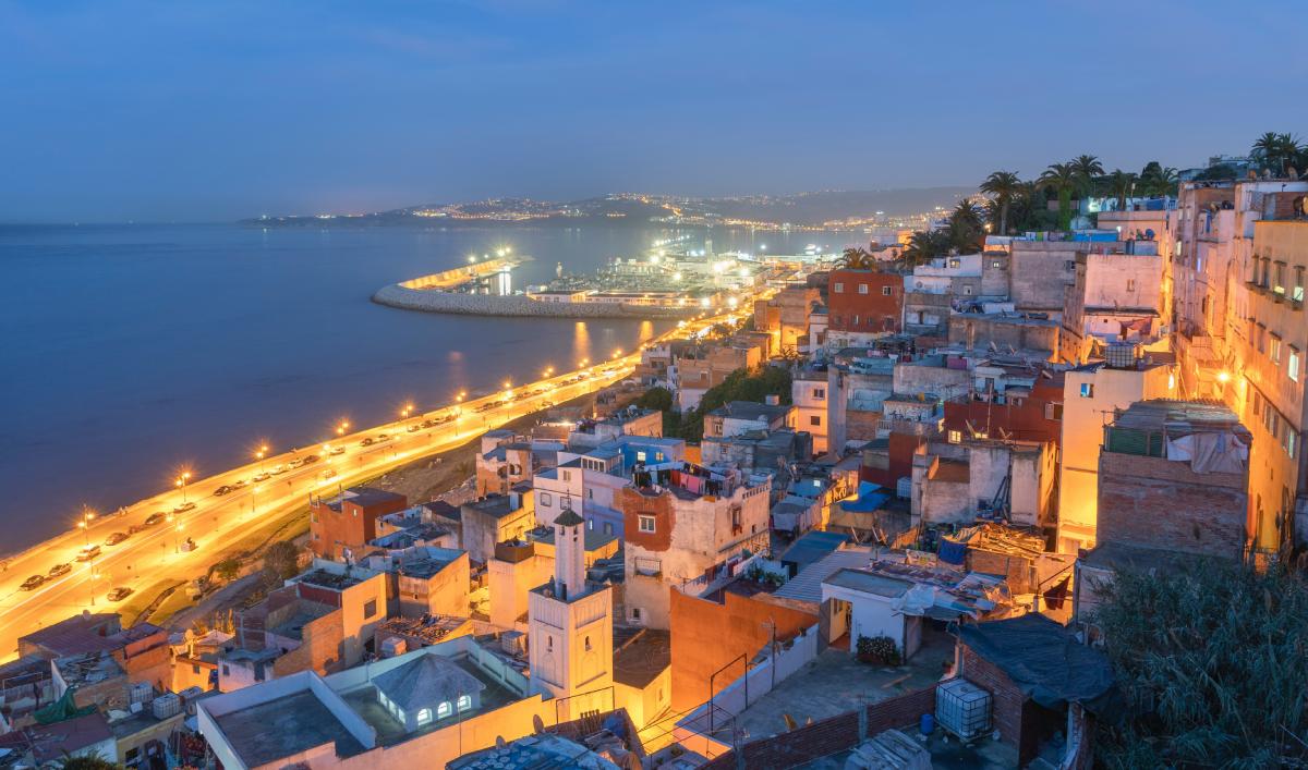 Vista panorámica nocturna de Tánger y su puerto iluminado en Marruecos