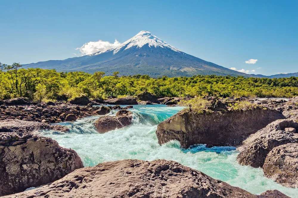 Volcán Osorno y rápidos del río Petrohué en el sur de Chile