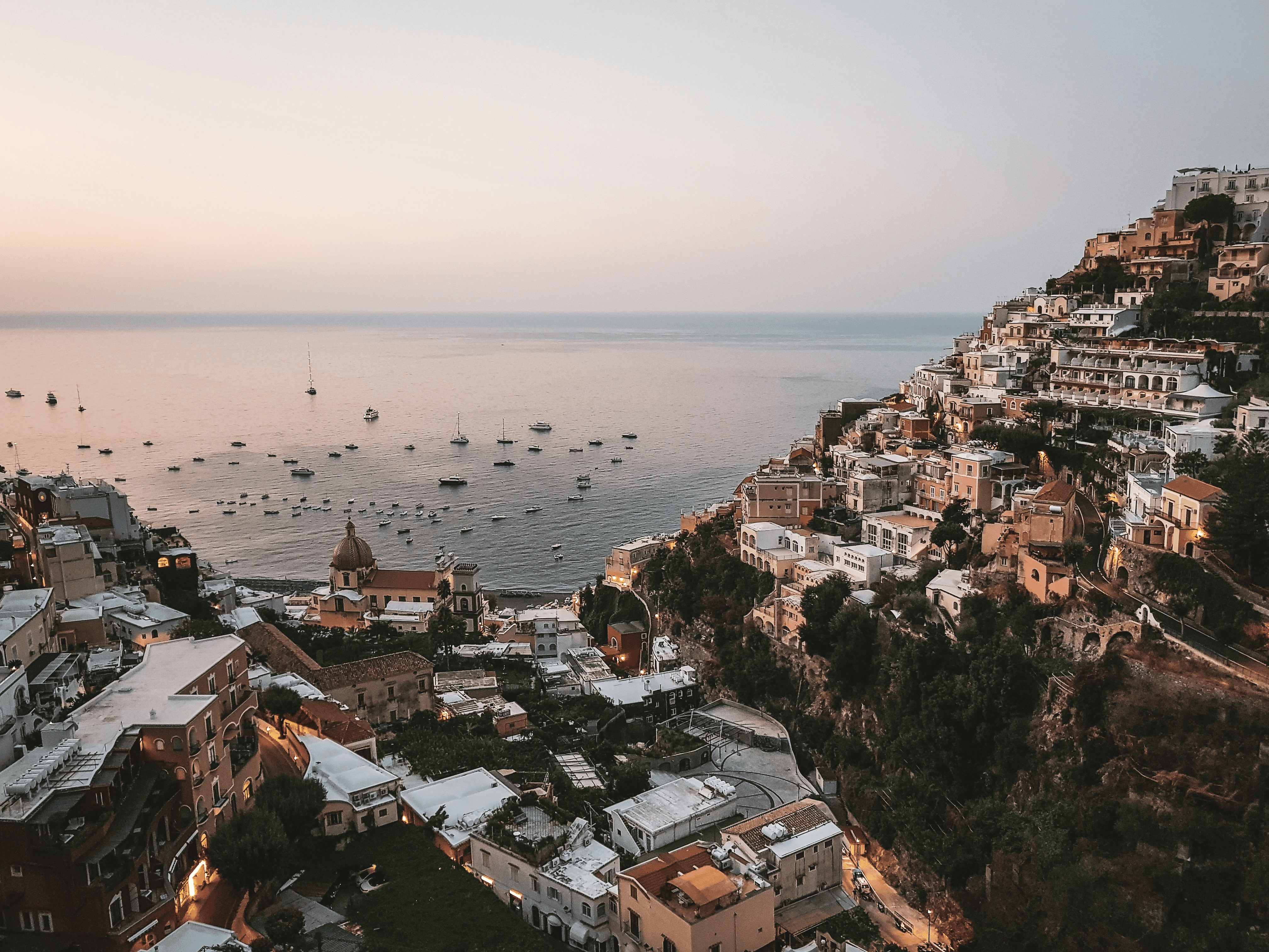 vue plongeante sur mer et bateau avec collines et ville