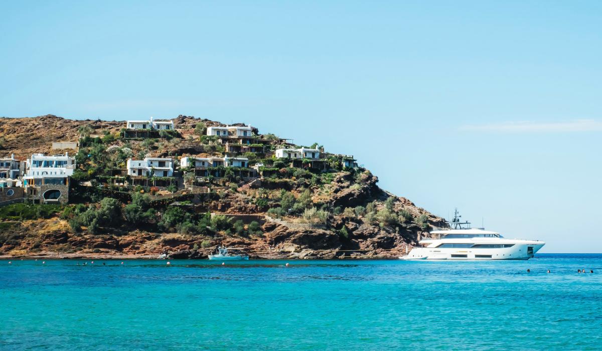 yate_blanco_en_la_costa_de_mykonos_grecia_e54c777108.jpg