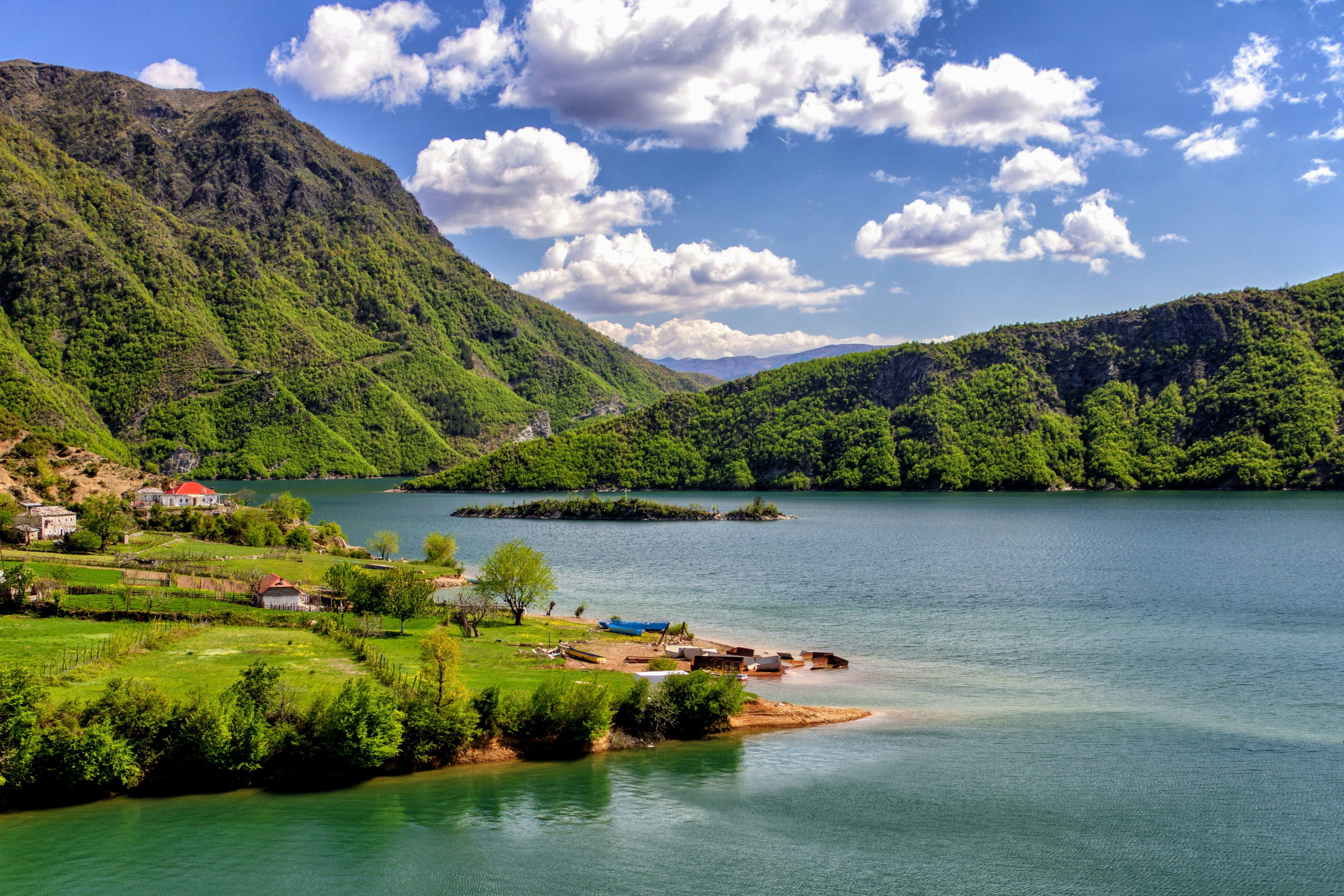 Il verde delle montagne albanesi incontrano l'azzurro di un lago.