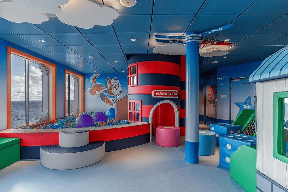 Espacio de juegos temático para niños con colores vivos y juegos