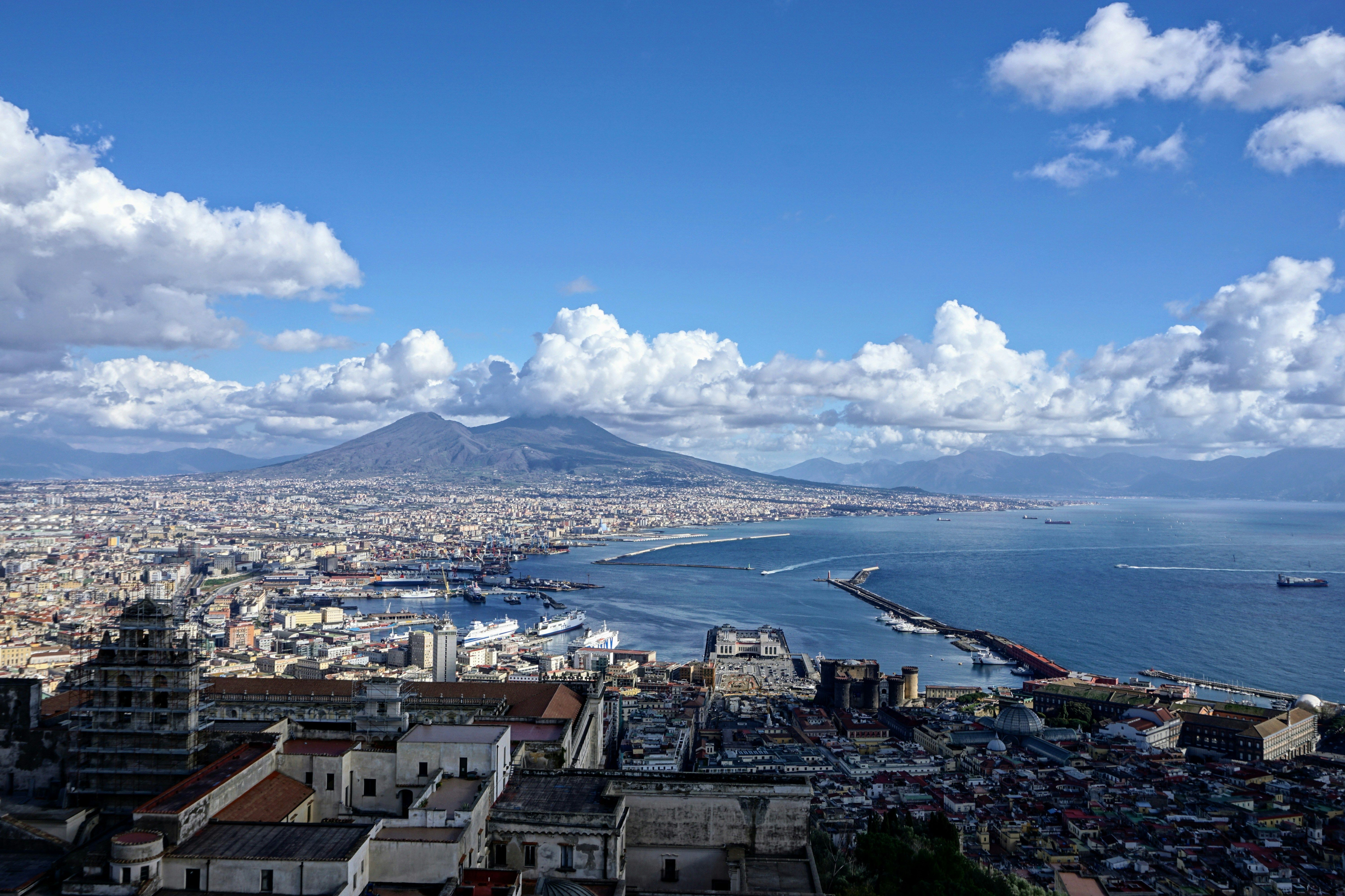 gros plan sur baie de naples milieu urbain et vesuve